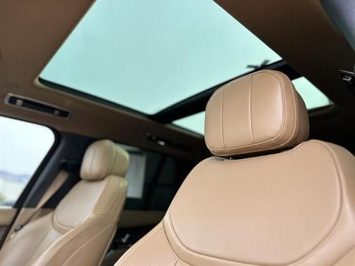 2025 Land Rover Range Rover P550e SE