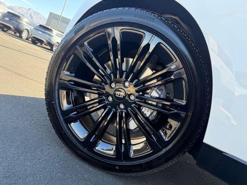 Fuji White 2027 Land Rover Range Rover SE