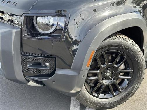 2023 Land Rover Defender SE