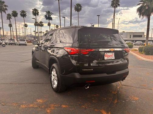 Mosaic Black Metallic 2023 Chevrolet Traverse LS