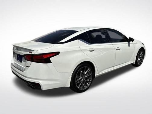 Pearl White Tricoat 2023 Nissan Altima SR VC-Turbo FWD