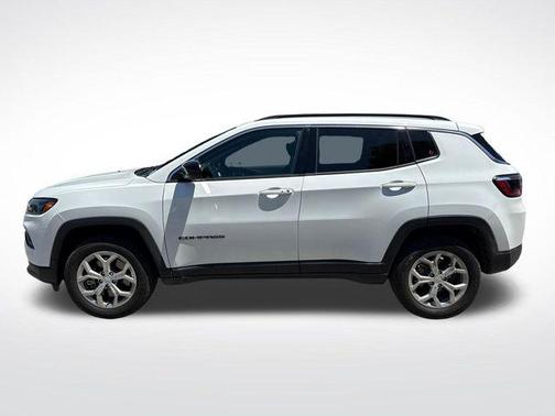 Bright White Clearcoat 2024 Jeep Compass Latitude