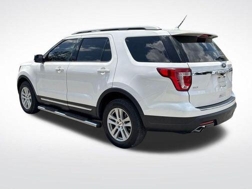 White Platinum Clearcoat Metallic 2018 Ford Explorer XLT
