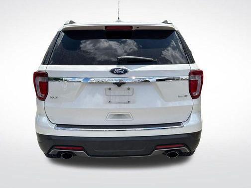 White Platinum Clearcoat Metallic 2018 Ford Explorer XLT