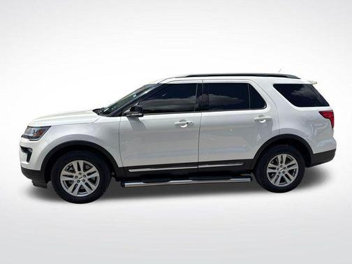 White Platinum Clearcoat Metallic 2018 Ford Explorer XLT