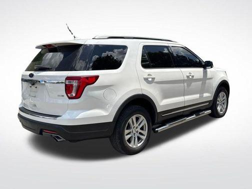 White Platinum Clearcoat Metallic 2018 Ford Explorer XLT