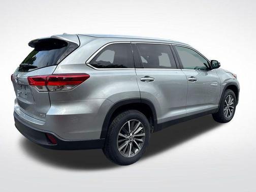 Celestial Silver Metallic 2019 Toyota Highlander XLE