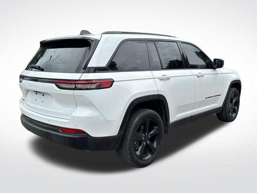 Bright White Clearcoat 2023 Jeep Grand Cherokee Altitude