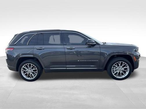 2022 Jeep Grand Cherokee Summit