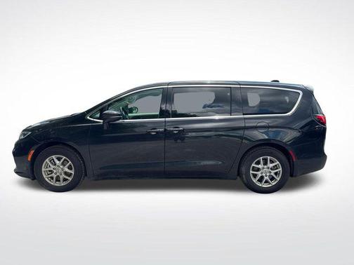 Brilliant Black Crystal Pearlcoat 2024 Chrysler Pacifica Touring L