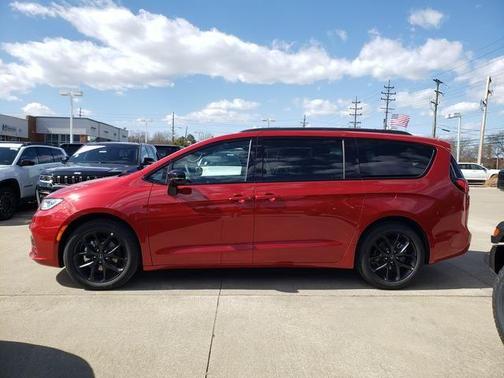 2026 Chrysler Pacifica Select