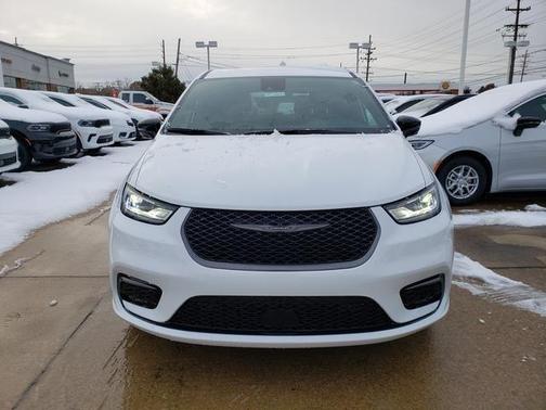 2026 Chrysler Pacifica Select