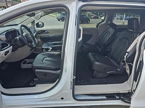 2024 Chrysler Pacifica Touring-L