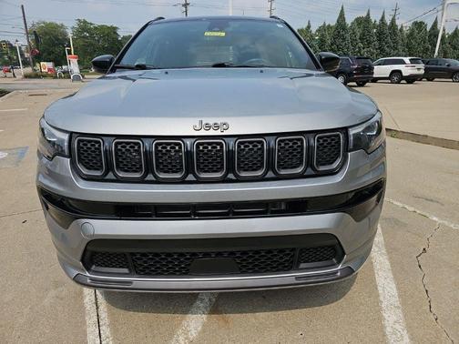 Billet Silver Metallic Clearcoat 2023 Jeep Compass Altitude