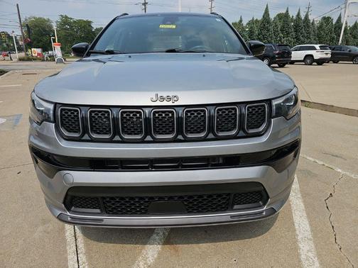 Billet Silver Metallic Clearcoat 2023 Jeep Compass Altitude