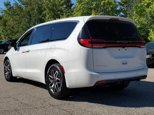 Bright White Clearcoat 2027 Chrysler Pacifica LIMITED