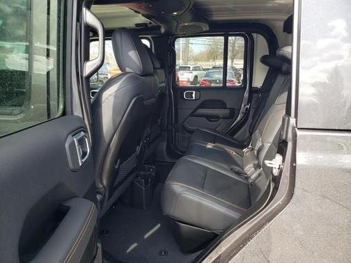 Granite Crystal Clearcoat Metallic 2026 Jeep Gladiator Sport