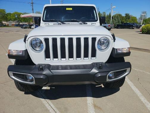 Bright White Clearcoat 2022 Jeep Wrangler Unlimited Sahara