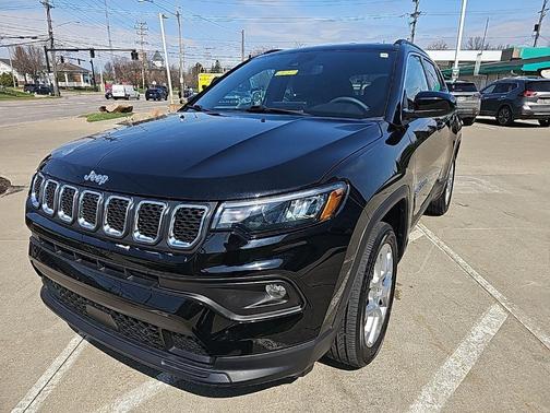 Diamond Black 2023 Jeep Compass Latitude Lux