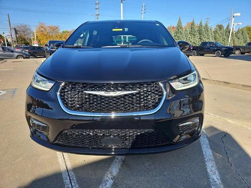 Diamond Black 2026 Chrysler Pacifica Select