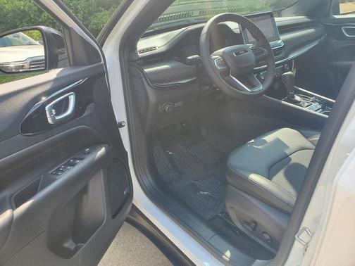 Bright White Clearcoat 2026 Jeep Compass Trailhawk