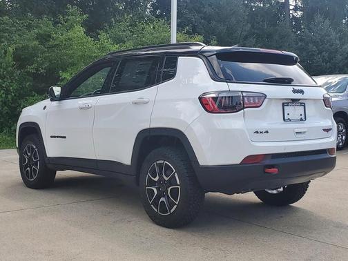 Bright White Clearcoat 2026 Jeep Compass Trailhawk
