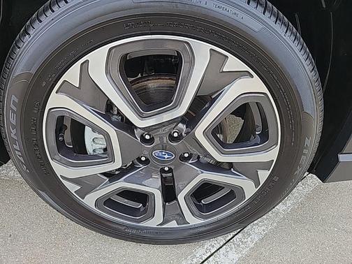 Ice Silver Metallic 2023 Subaru Ascent Limited 8-Passenger