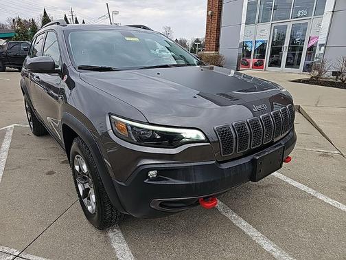 Granite Crystal Metallic 2019 Jeep Cherokee Trailhawk