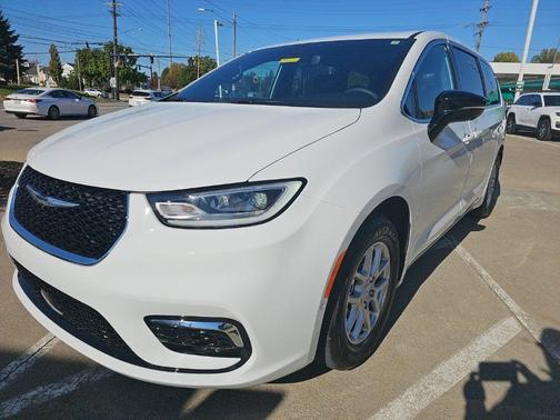 Bright White Clearcoat 2026 Chrysler Pacifica Select