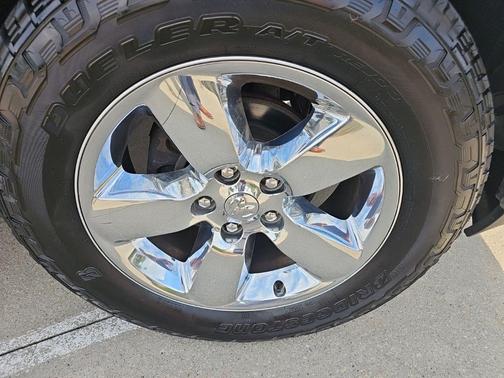 Brilliant Black Crystal Pearlcoat 2017 RAM 1500 SLT