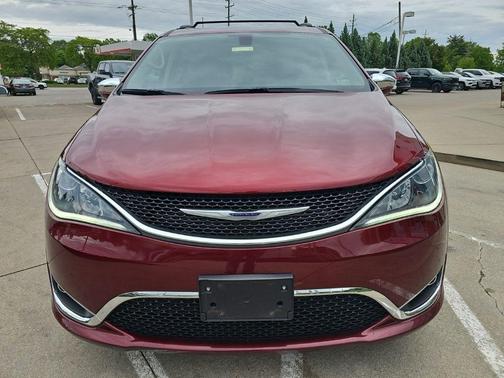Velvet Red Pearlcoat 2020 Chrysler Pacifica Limited