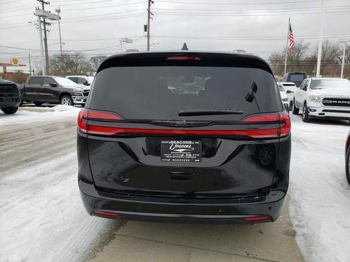 2026 Chrysler Pacifica Select