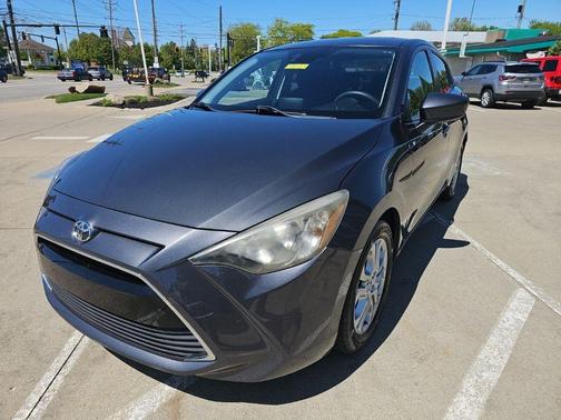 Graphite 2018 Toyota Yaris iA Base