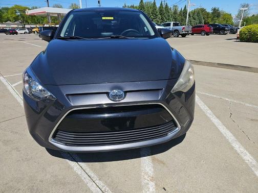 Graphite 2018 Toyota Yaris iA Base
