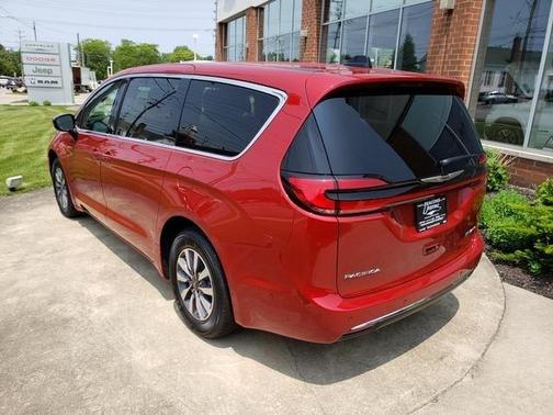 2025 Chrysler Pacifica Hybrid Select