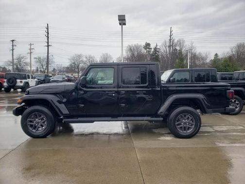 Black Clearcoat 2026 Jeep Gladiator Sport