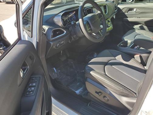 Bright White Clearcoat 2027 Chrysler Pacifica SELECT