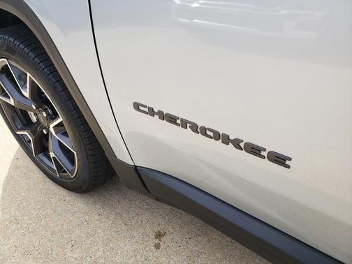 Silver Zynith 2026 Jeep Cherokee Overland