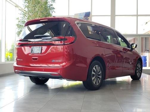 2025 Chrysler Pacifica Hybrid Select