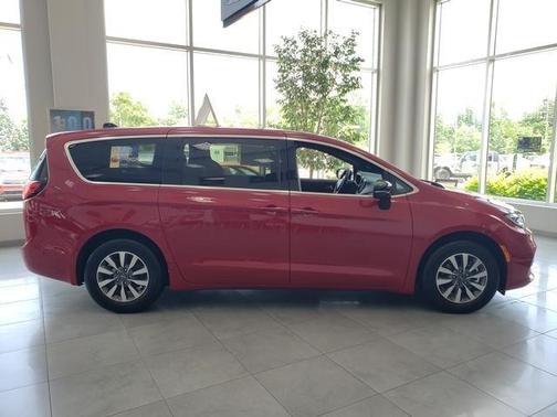 2025 Chrysler Pacifica Hybrid Select