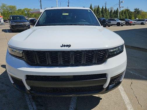Bright White Clearcoat 2024 Jeep Grand Cherokee L Laredo