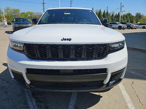 Bright White Clearcoat 2024 Jeep Grand Cherokee L Laredo