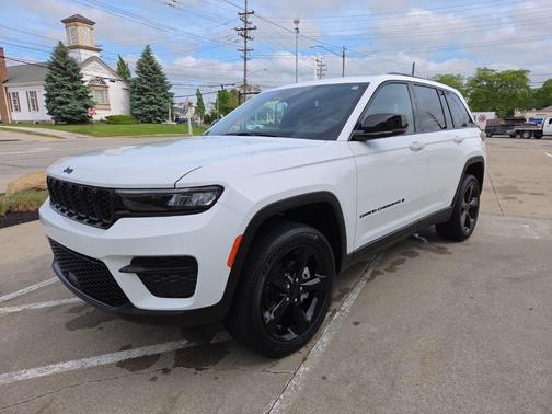 Bright White Clearcoat 2024 Jeep Grand Cherokee Laredo