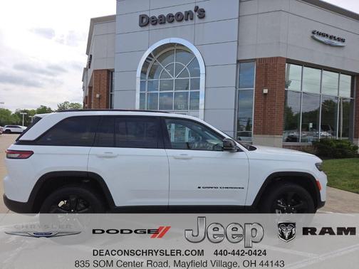Bright White Clearcoat 2024 Jeep Grand Cherokee Laredo