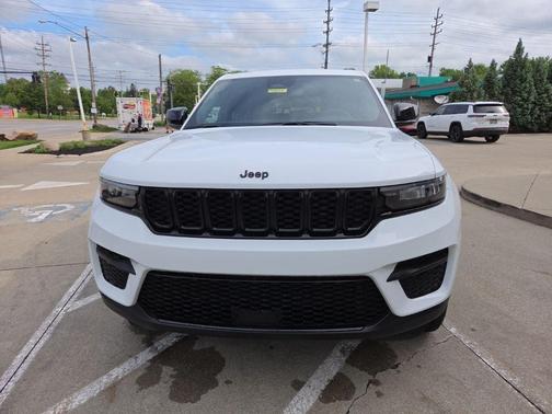 Bright White Clearcoat 2024 Jeep Grand Cherokee Laredo