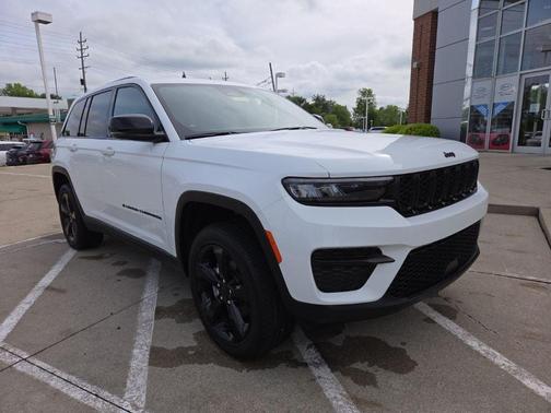 Bright White Clearcoat 2024 Jeep Grand Cherokee Laredo
