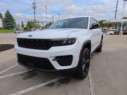 Bright White Clearcoat 2024 Jeep Grand Cherokee Laredo
