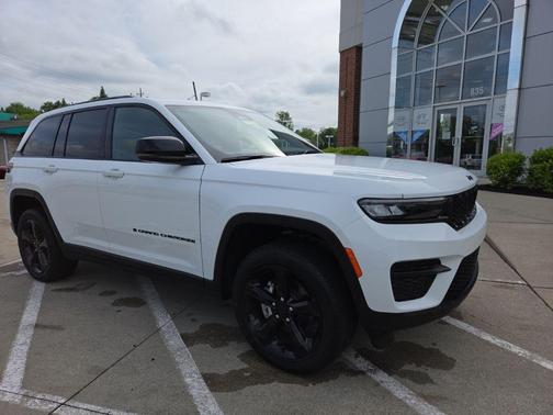 Bright White Clearcoat 2024 Jeep Grand Cherokee Laredo