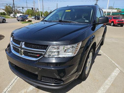 Pitch Black Clearcoat 2018 Dodge Journey SE