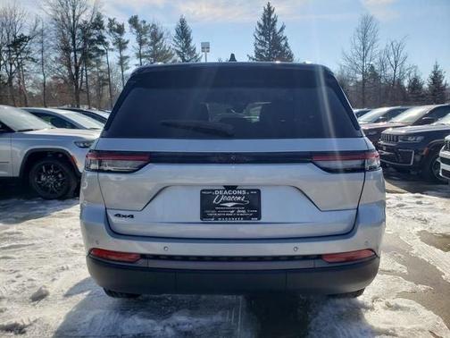 Silver Zynith 2026 Jeep Grand Cherokee Laredo